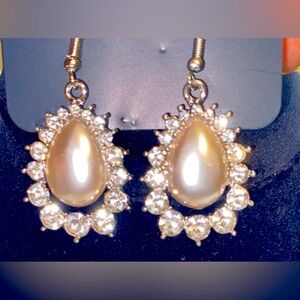 ✨✨✨ Fabulous Light Gray and Bling Dangling Earrings!